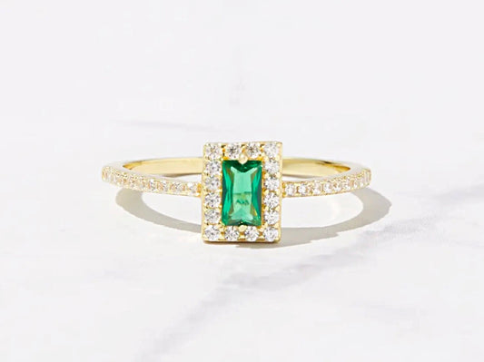 BEAUTIFUL EMERALD & DIAMOND RING